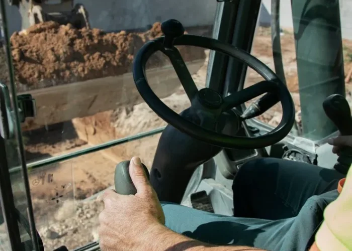 hombre-usando-excavadora-cavar-luz-dia_23-2149194791 operario